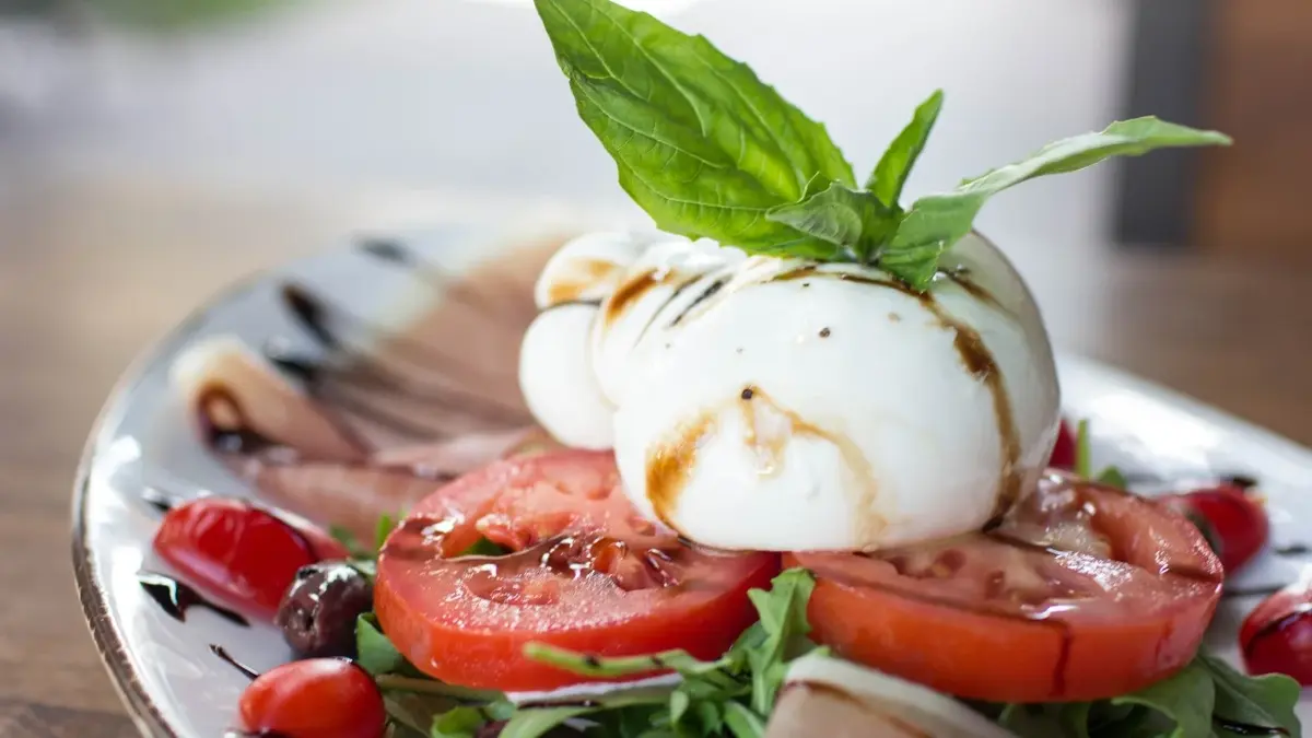 burrata na sałatce caprese