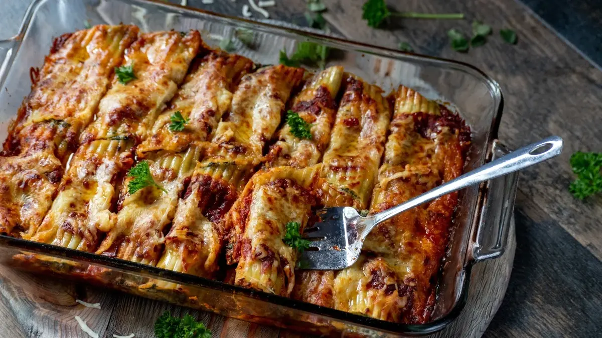 Cannelloni ze szpinakiem w naczyniu do zapiekania