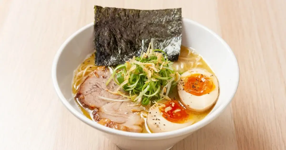 Ramen  z wodorostami nori i jajkiem w miseczce