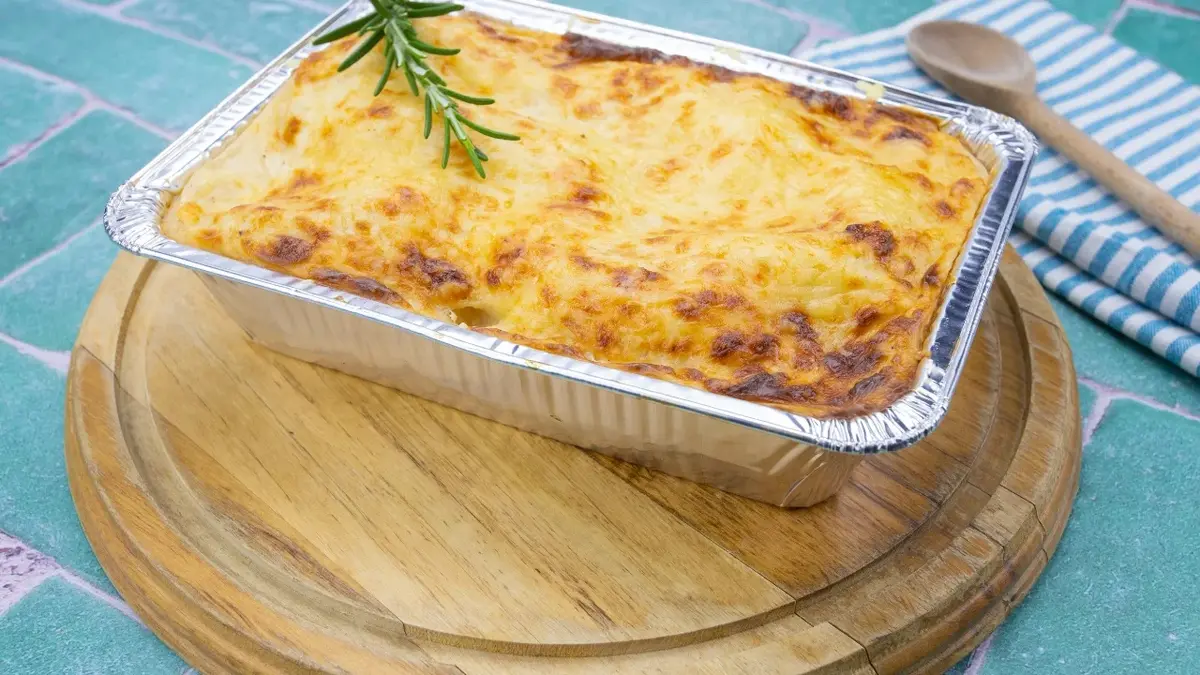 Lasagne z tuńczykiem w naczyniu do zapiekania 