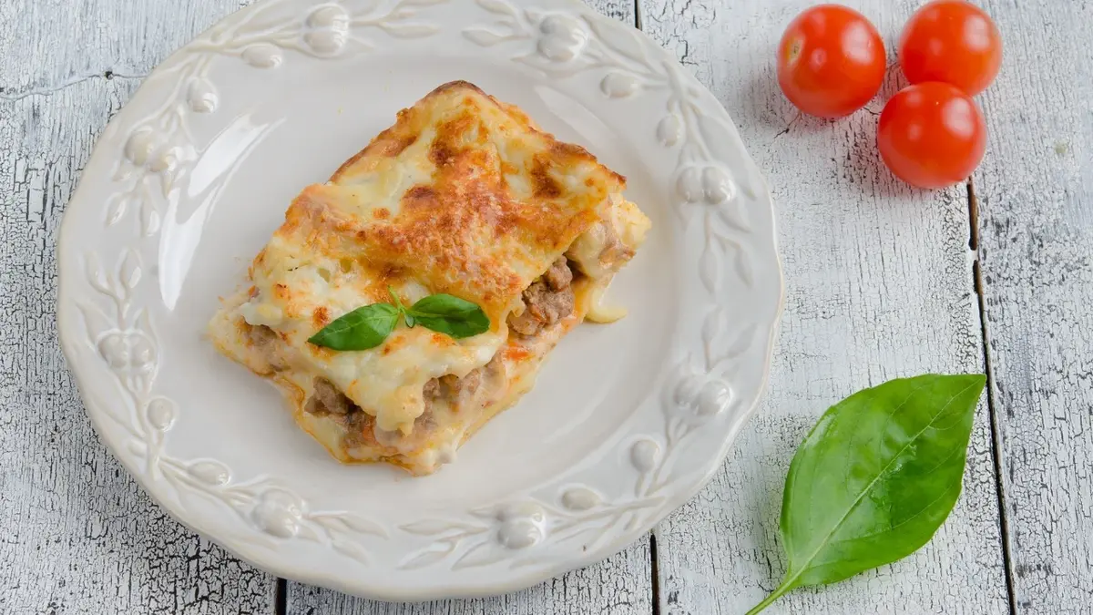 Porcja lasagne z tuńczykiem na białym talerzyku 