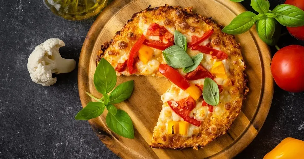 Pizza z kalafiora z papryką na drewnianej desce