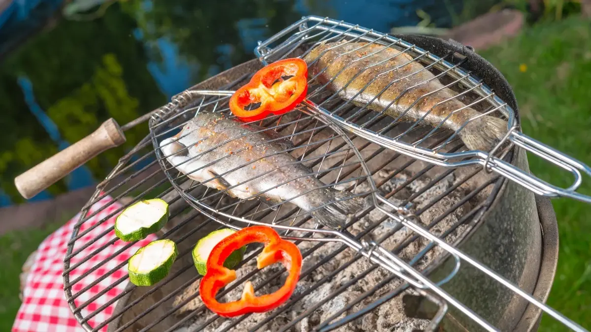 Dwa pstrągi grillowane na grillu