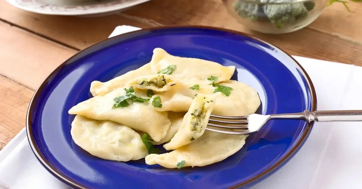 Główne zdjęcie - Pierogi ze szpinakiem i serem feta - odkryj sekret doskonałego smaku!