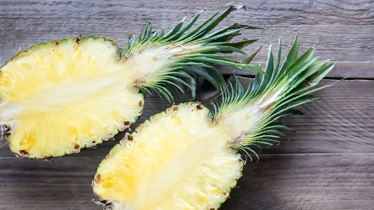 Ananas przekrojony na pół