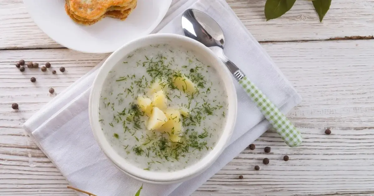 Zupa koperkowa z ziemniakami w miseczce