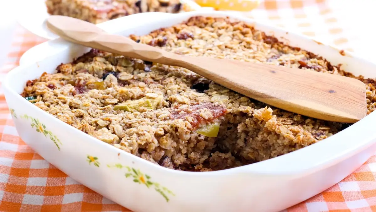 Pieczona owsianka w naczyniu do zapiekania