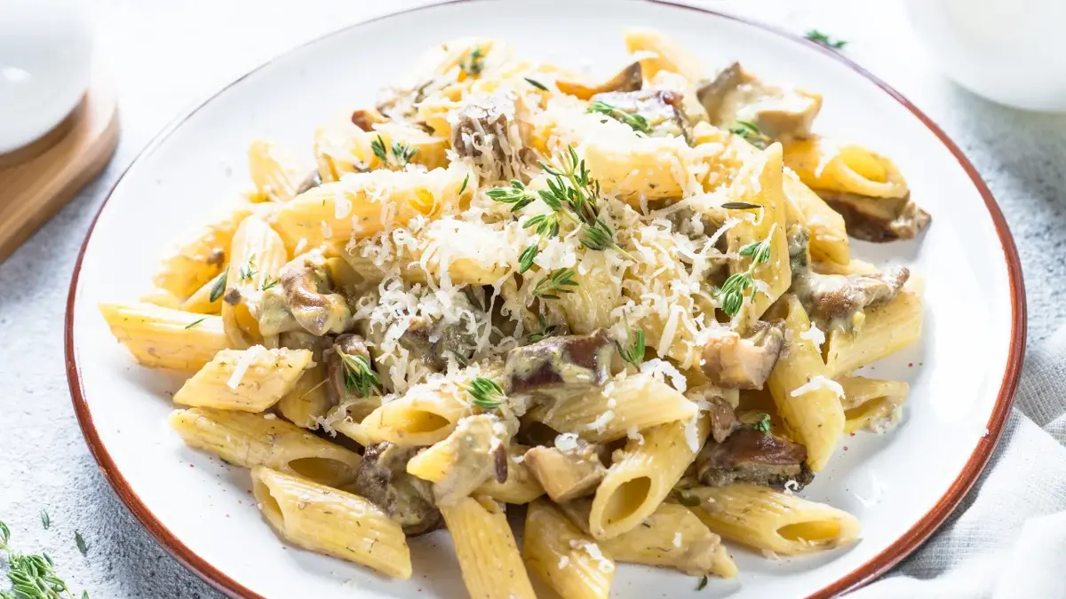 Makaron penne w sosie pieczarkowym posypanym serem