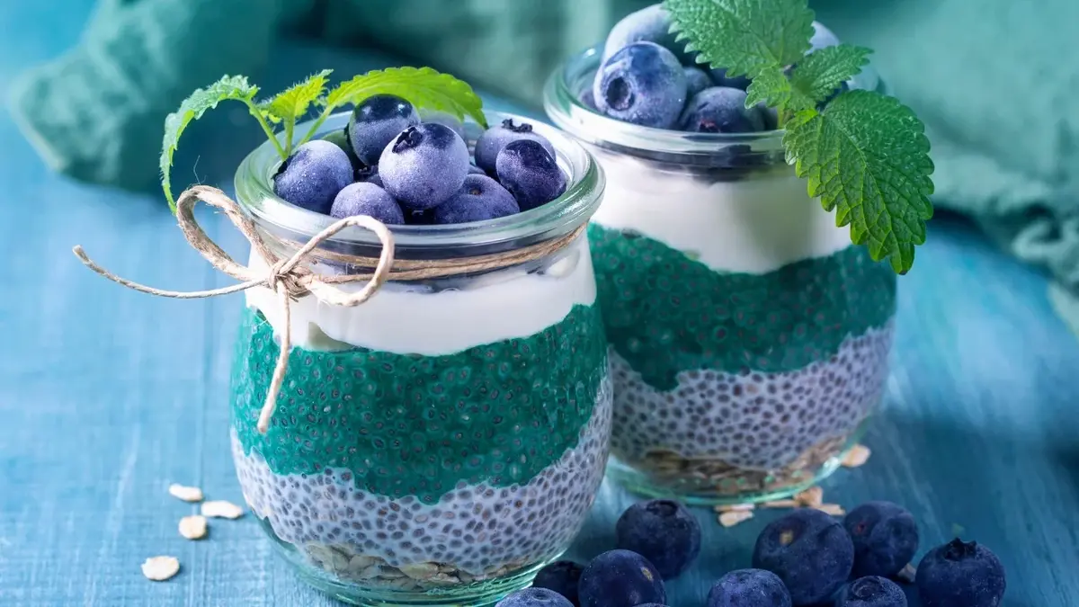 deser ze spiruliną i nasionami chia w szklance 