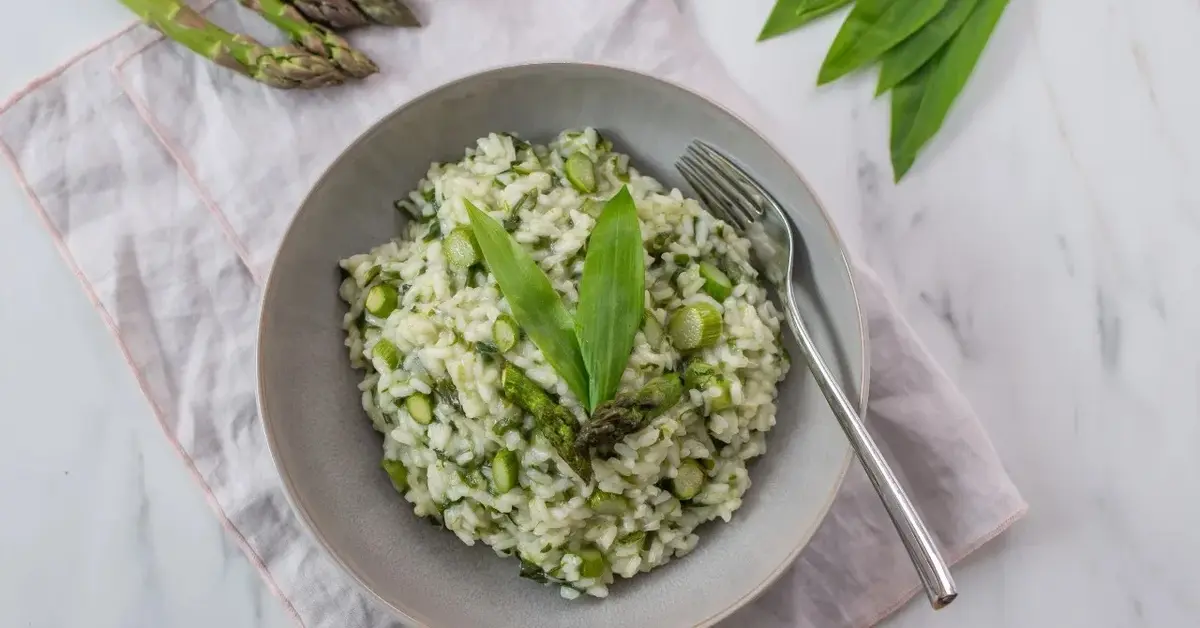 Risotto ze szparagami w białym głębokim talerzu