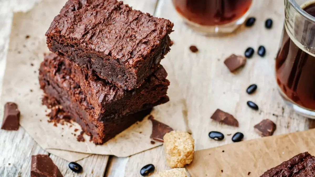 Brownie z fasoli w kawałkach na papierze do pieczenia