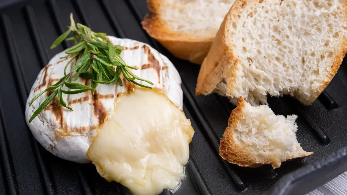 Camembert i chleb z grilla