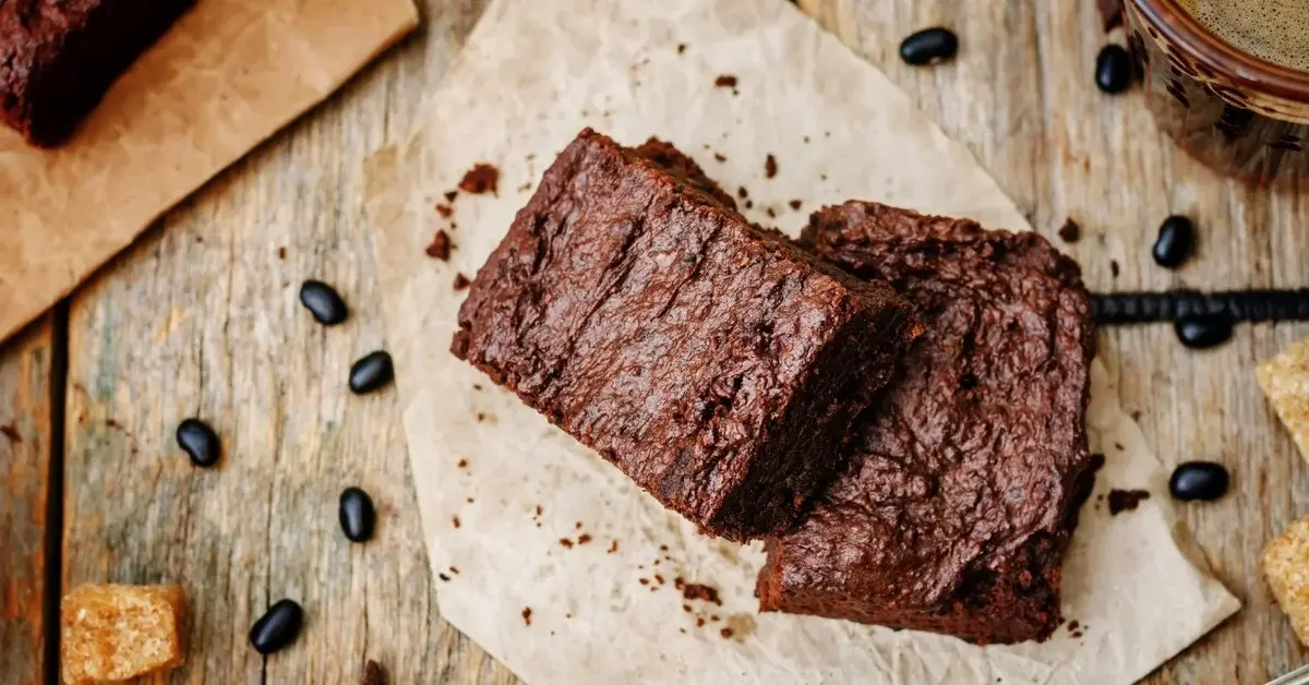 Brownie z fasoli w kawałkach na papierze do pieczenia