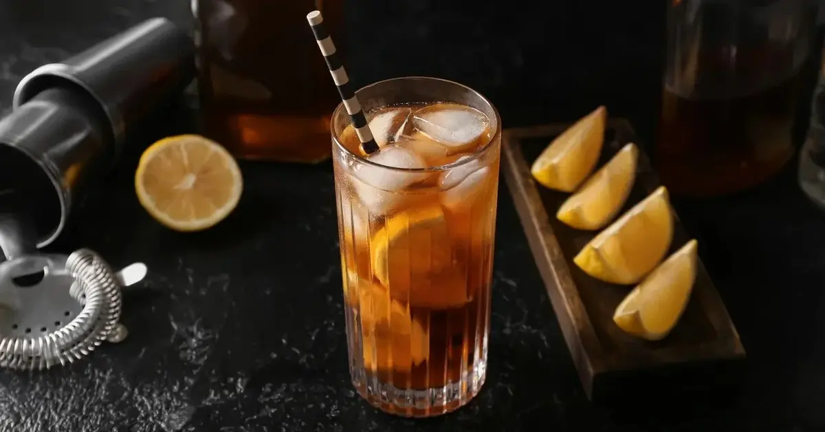 Long Island Ice Tea w wysokiej szklance z lodem i cytryną