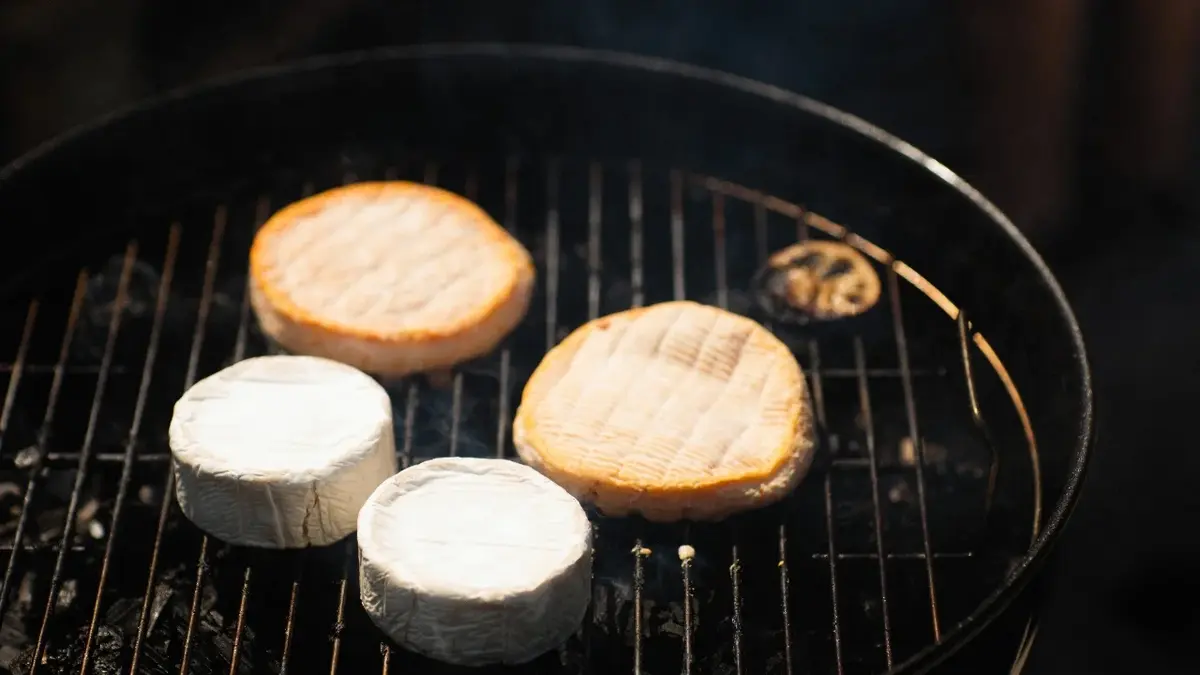 Camembert i chleb na grillu