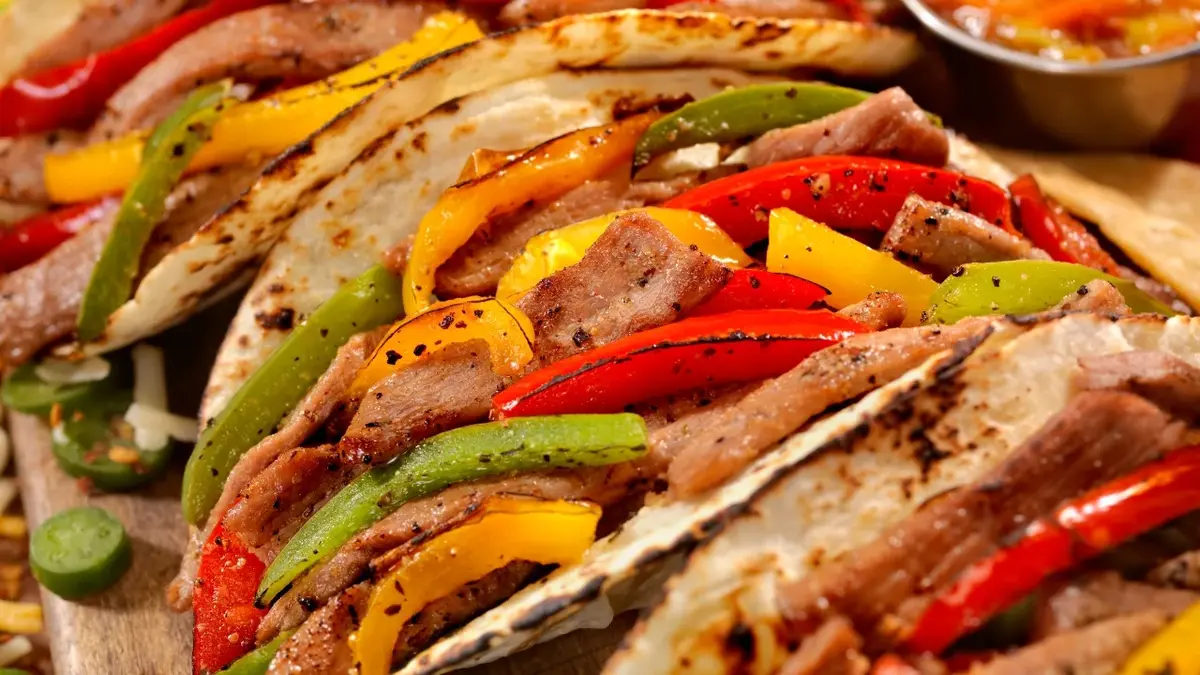 Fajitas z kurczakiem i warzywami na talerzyku 