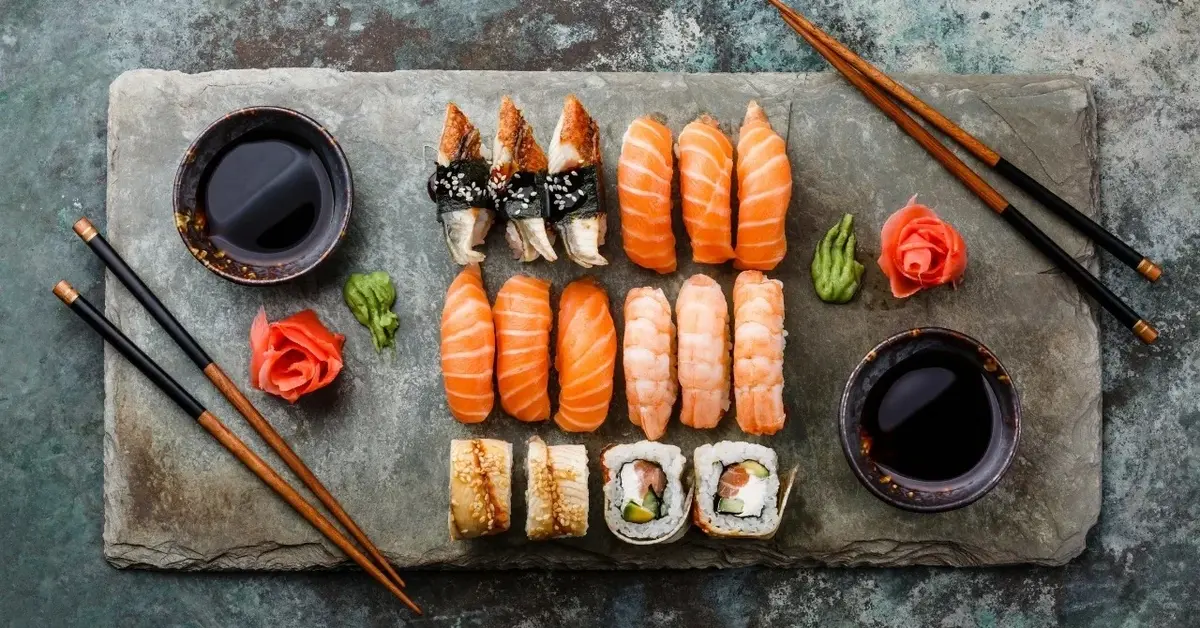 Różne rodzaje sushi na ozdobnym półmisku 