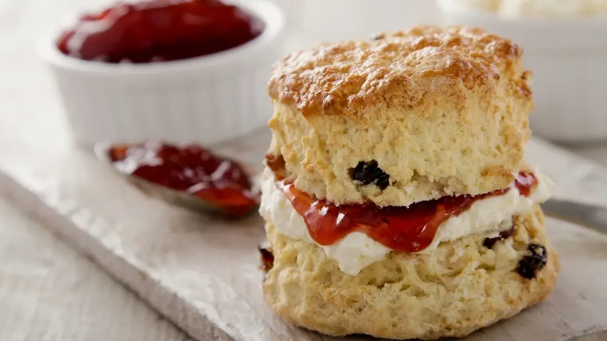 Scones z serkiem i dżemem na talerzyku