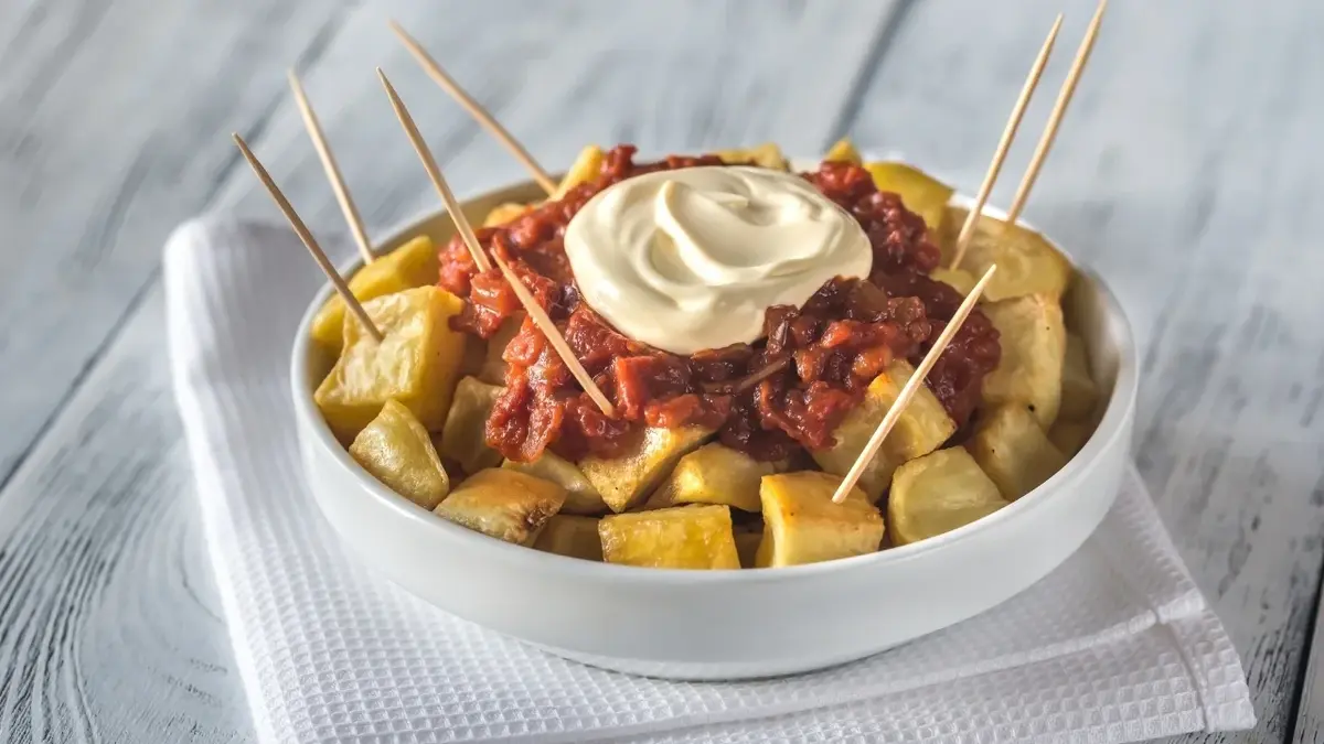 Patatas Bravas w białej miseczce