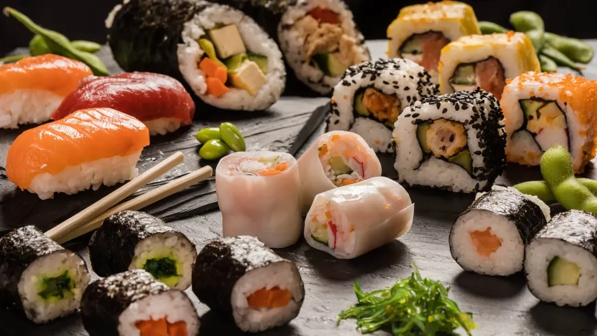 Różne rodzaje sushi na ozdobnym półmisku 