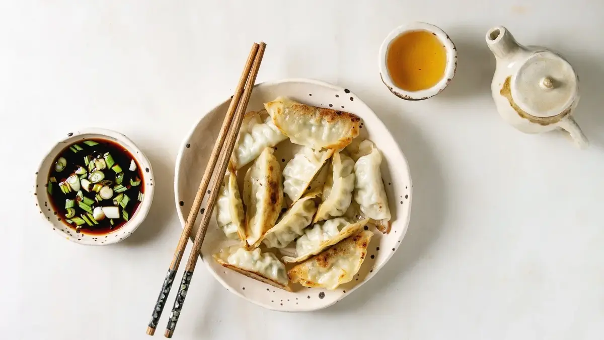 Pierożki Gyoza na talerzu 