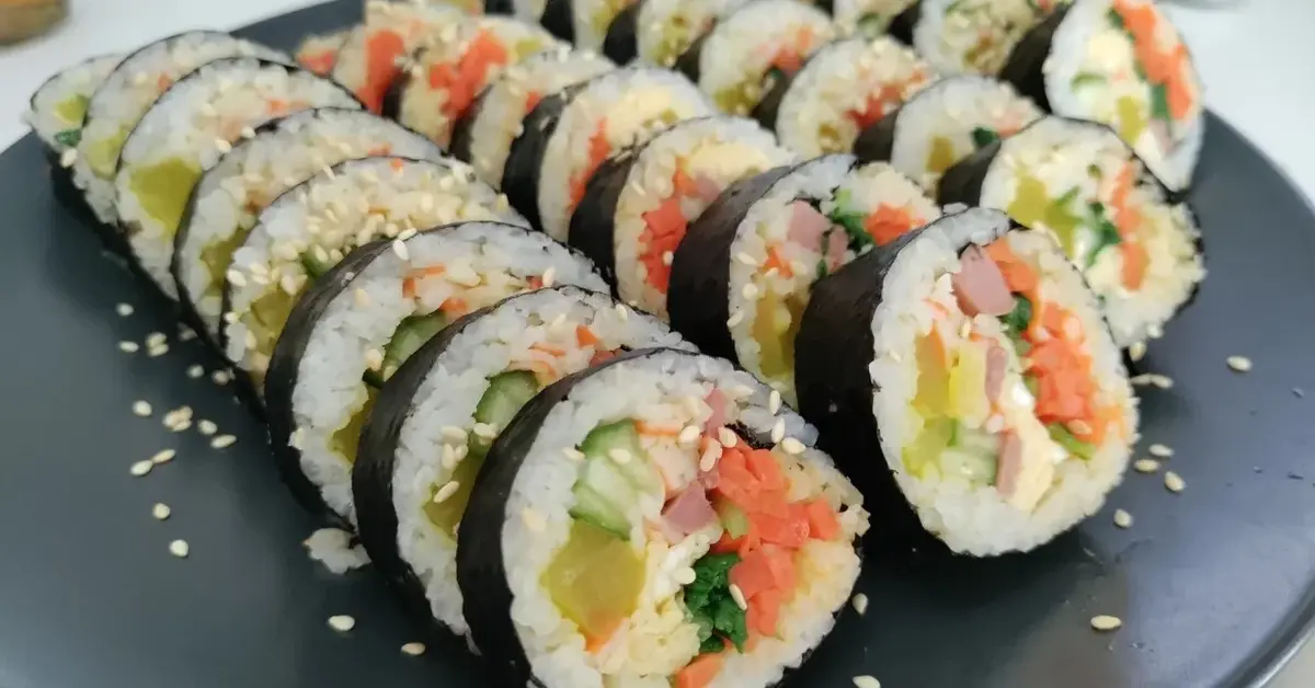 Kimbap  z różnymi dodatkami, ryżem i nori 