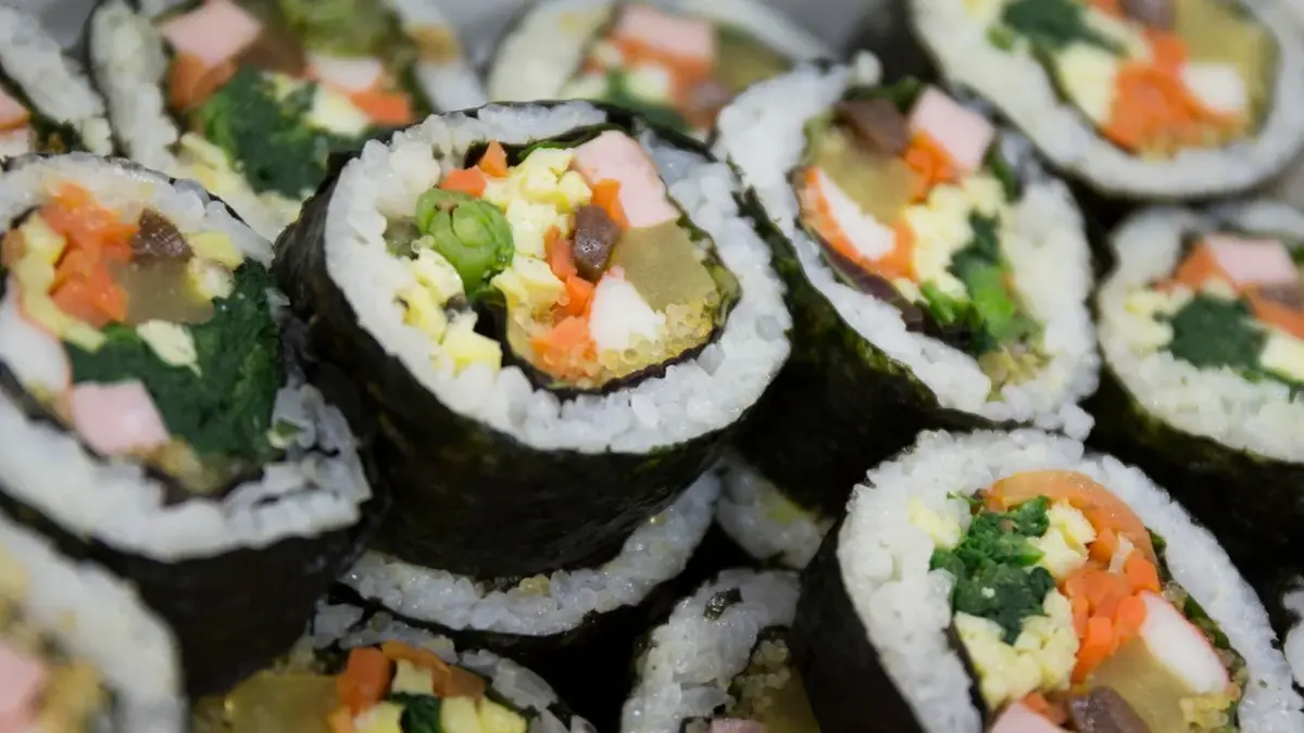 Kimbap  zawijany z różnymi warzywami i mięsem w nori