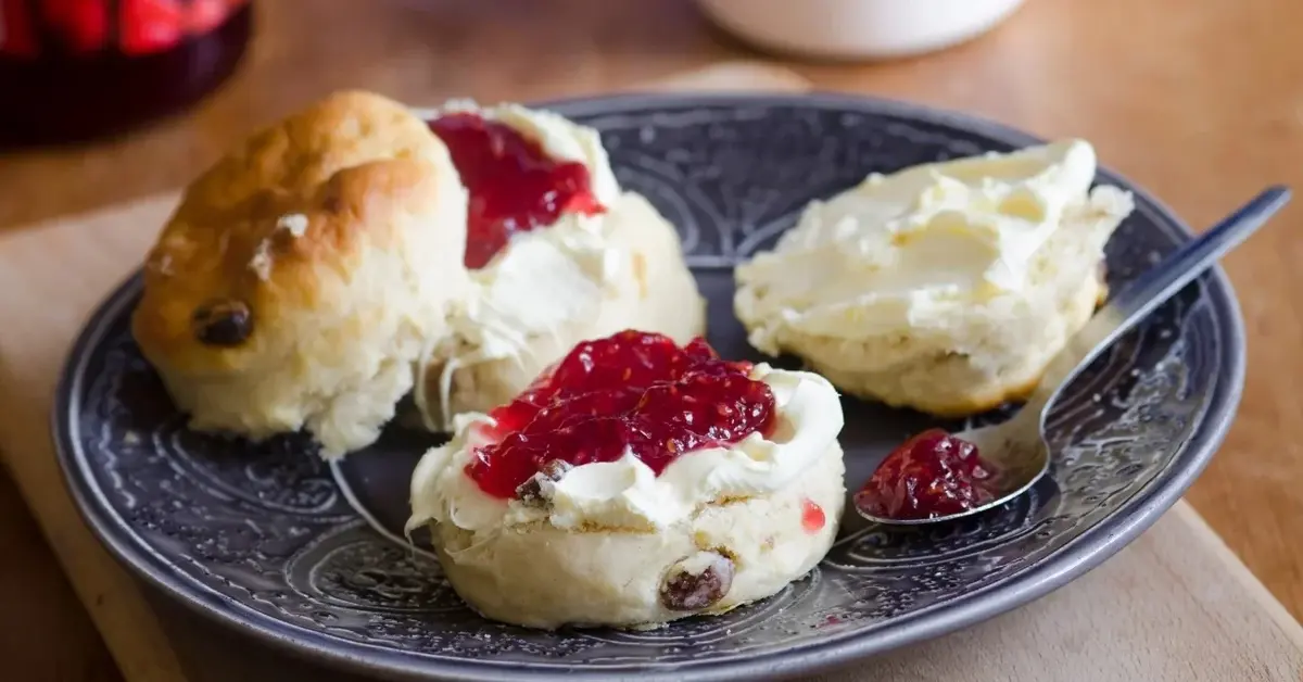 Scones z serkiem i dżemem na talerzyku