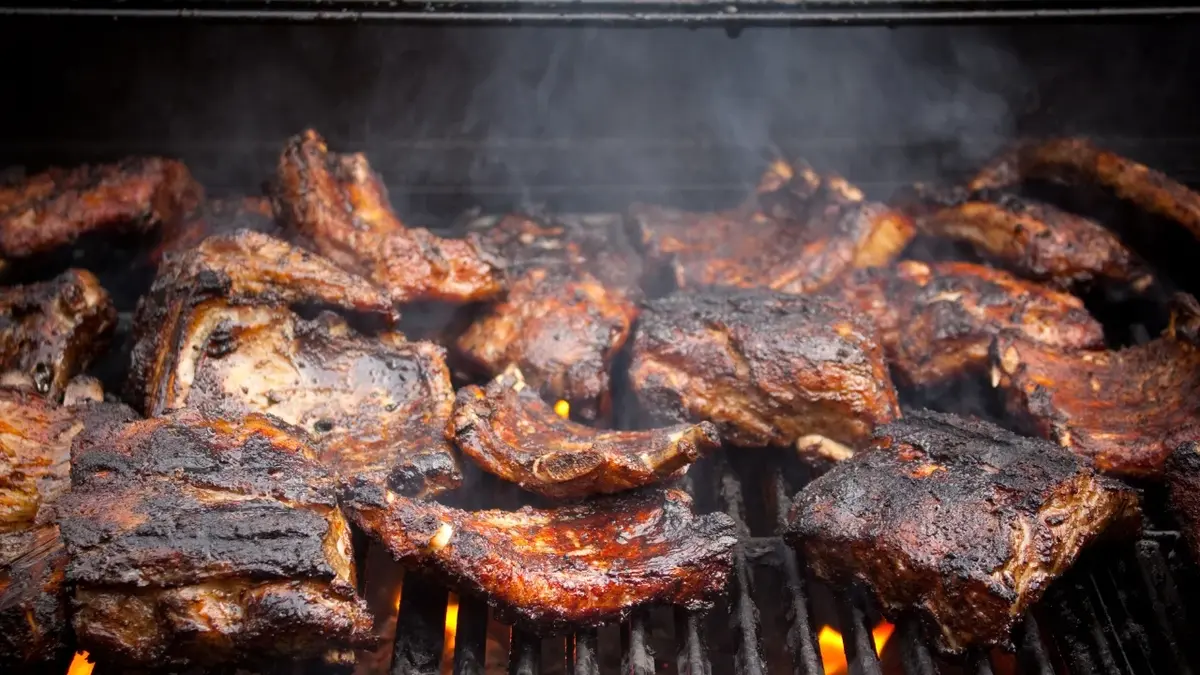 Amerykańskie żeberka BBQ na grillu