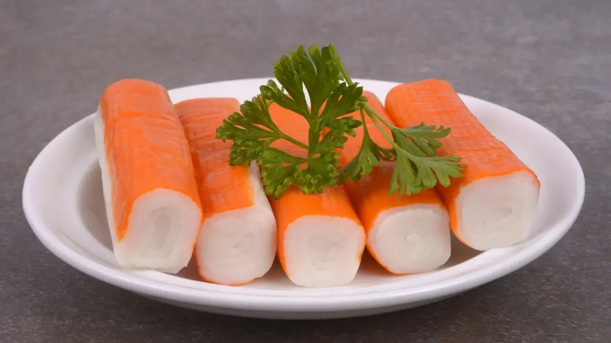 Paluszki surimi na półmisku 