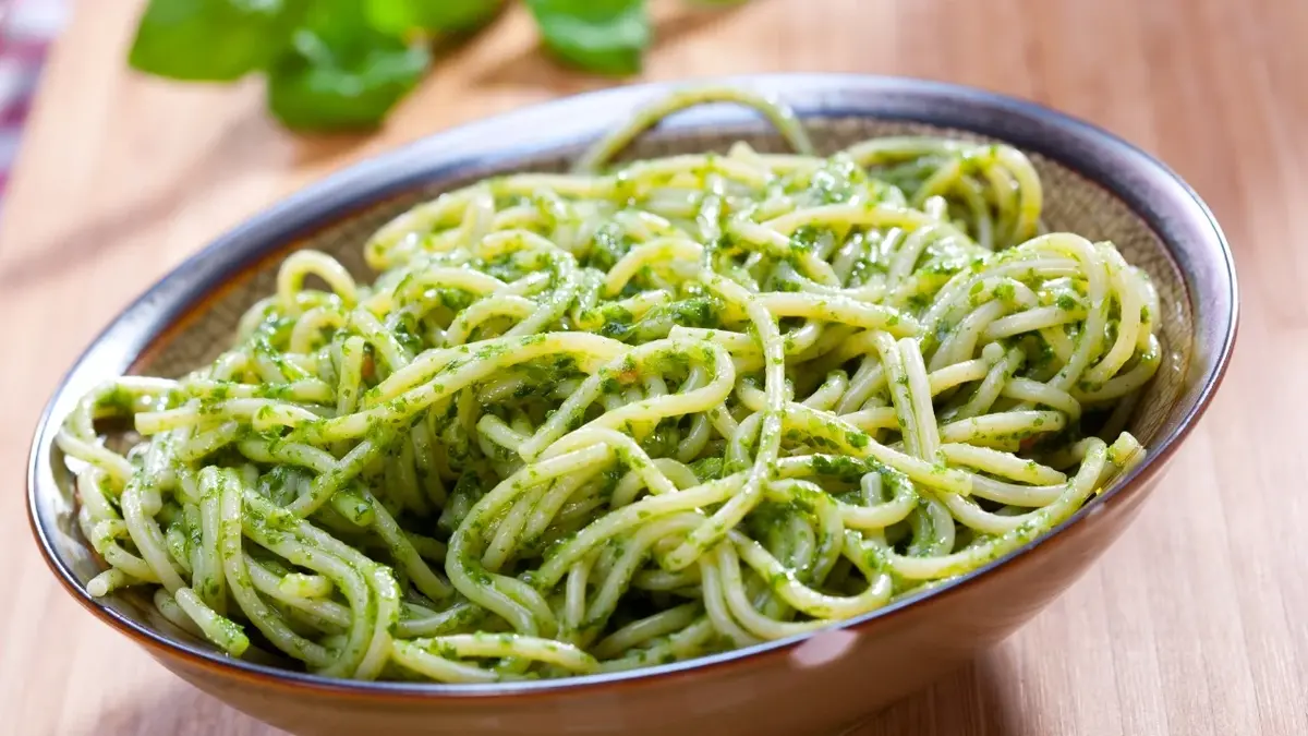 Pesto z natki pietruszki  na makaronie spaghetti w miseczce