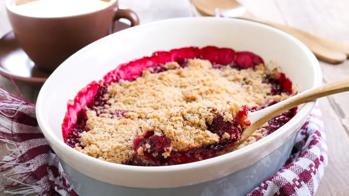 Crumble z owocami w formie do zapiekania 