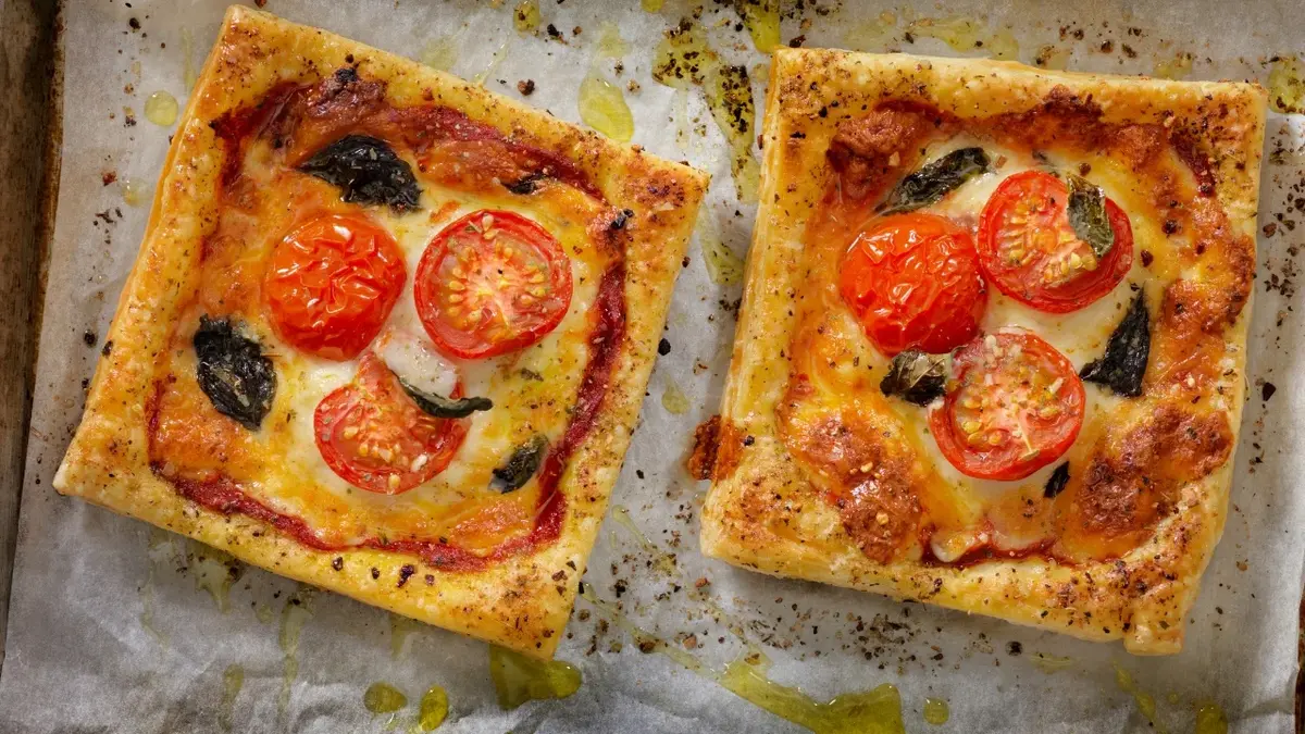 Pizza na cieście francuskim na papierze do pieczenia