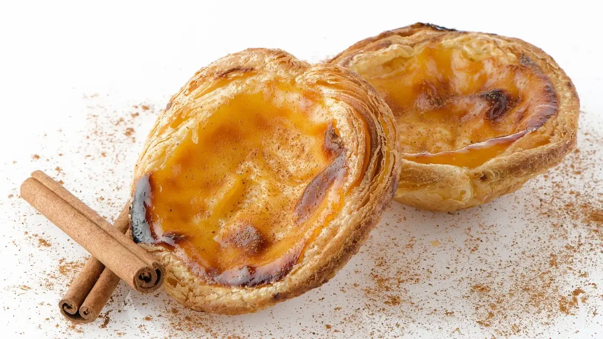 Pasteis de nata  na białym tle