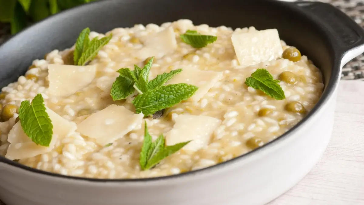 Risotto  z dodatkami na białej głębokiej patelni