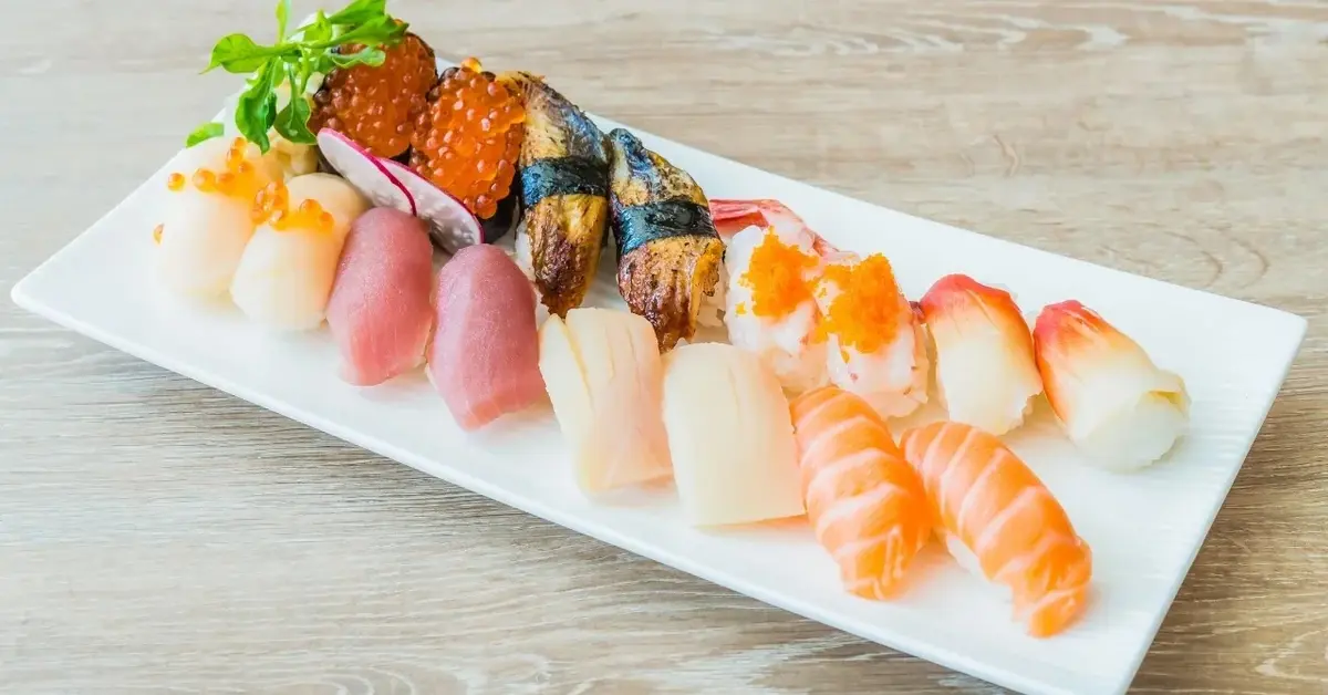 Nigiri sushi na półmisku 