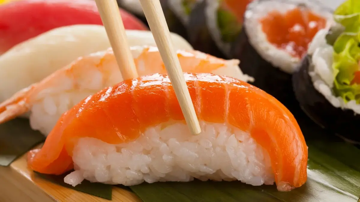 Nigiri sushi na półmisku 