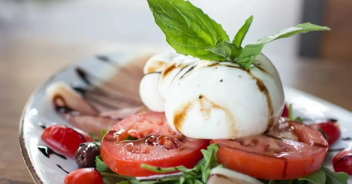 burrata na sałatce caprese